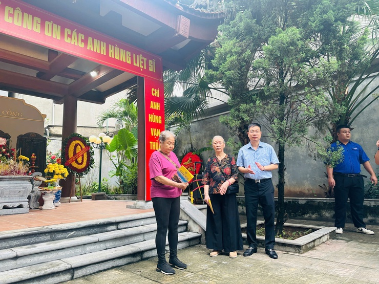 Phường Tây Hồ trang trọng dâng hương tại các nhà bia tưởng niệm trên địa bàn phường nhân kỷ niệm 78 năm Ngày thương binh liệt sỹ (27/7/1947-27/7/2025)- Ảnh 13.
