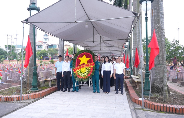 Xã Phù Đổng tổ chức Lễ viếng nghĩa trang Liệt sỹ nhân kỷ niệm 78 năm Ngày Thương binh – Liệt sỹ (27/7/1947 – 27/7/2025)- Ảnh 2.