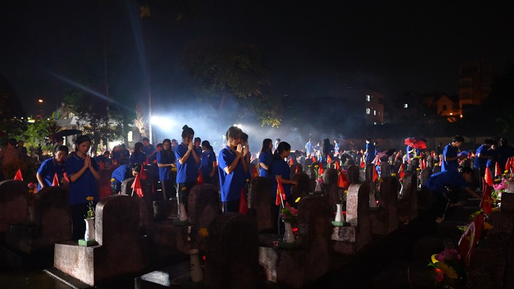 Đoàn thanh niên xã Phù Đổng thắp nến tri ân tưởng nhớ các mẹ Việt Nam anh hùng, các anh hùng, liệt sĩ- Ảnh 3.