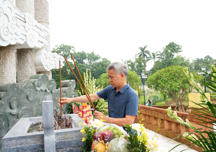 Phường Sơn Tây dâng hương viếng các anh hùng liệt sĩ- Ảnh 1.