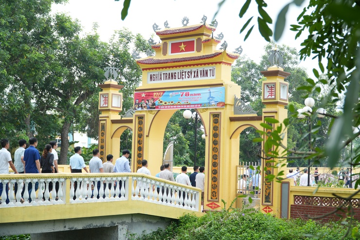 Các đồng chí lãnh đạo xã Chuyên Mỹ viếng Nghĩa trang liệt sĩ nhân kỷ niệm 78 năm Ngày Thương binh Liệt sỹ 27-7- Ảnh 1.
