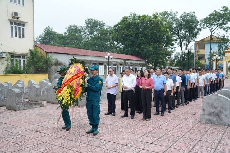 Các đồng chí lãnh đạo xã Chuyên Mỹ viếng Nghĩa trang liệt sĩ nhân kỷ niệm 78 năm Ngày Thương binh Liệt sỹ 27-7- Ảnh 2.