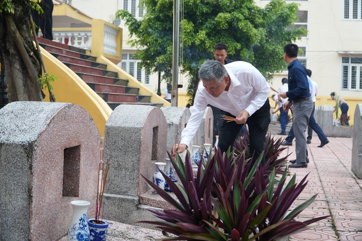 Các đồng chí lãnh đạo xã Chuyên Mỹ viếng Nghĩa trang liệt sĩ nhân kỷ niệm 78 năm Ngày Thương binh Liệt sỹ 27-7- Ảnh 5.