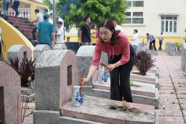 Các đồng chí lãnh đạo xã Chuyên Mỹ viếng Nghĩa trang liệt sĩ nhân kỷ niệm 78 năm Ngày Thương binh Liệt sỹ 27-7- Ảnh 6.