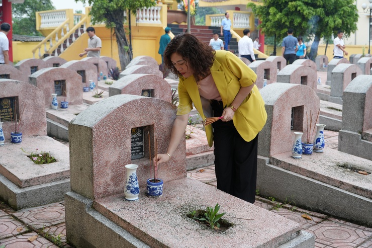 Các đồng chí lãnh đạo xã Chuyên Mỹ viếng Nghĩa trang liệt sĩ nhân kỷ niệm 78 năm Ngày Thương binh Liệt sỹ 27-7- Ảnh 9.