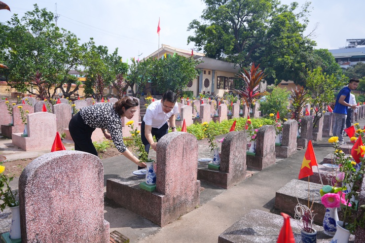 Xã Phù Đổng tổ chức Lễ viếng nghĩa trang Liệt sỹ nhân kỷ niệm 78 năm Ngày Thương binh – Liệt sỹ (27/7/1947 – 27/7/2025)- Ảnh 7.