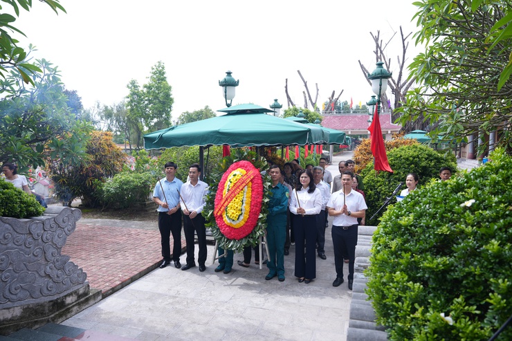Xã Phù Đổng tổ chức Lễ viếng nghĩa trang Liệt sỹ nhân kỷ niệm 78 năm Ngày Thương binh – Liệt sỹ (27/7/1947 – 27/7/2025)- Ảnh 4.