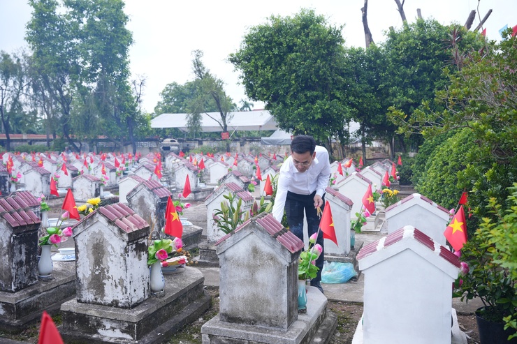 Xã Phù Đổng tổ chức Lễ viếng nghĩa trang Liệt sỹ nhân kỷ niệm 78 năm Ngày Thương binh – Liệt sỹ (27/7/1947 – 27/7/2025)- Ảnh 6.