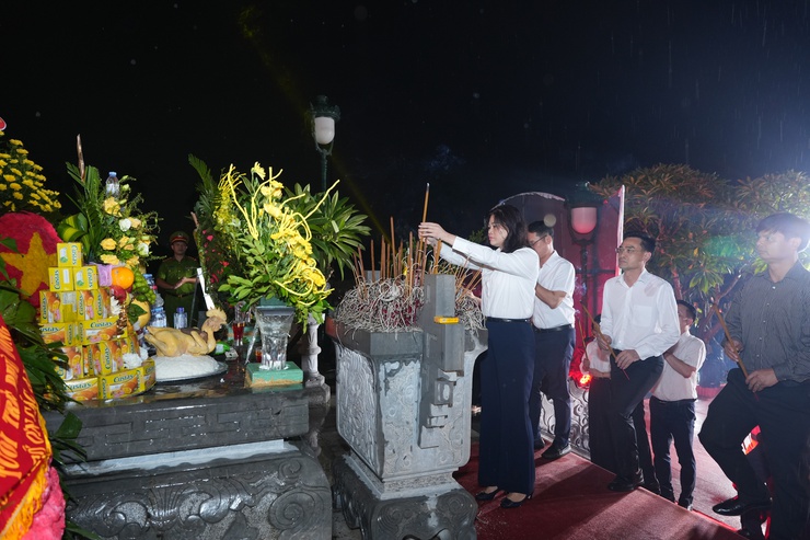 Đoàn thanh niên xã Phù Đổng thắp nến tri ân tưởng nhớ các mẹ Việt Nam anh hùng, các anh hùng, liệt sĩ- Ảnh 2.