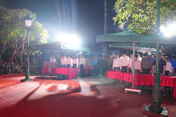Đoàn thanh niên xã Phù Đổng thắp nến tri ân tưởng nhớ các mẹ Việt Nam anh hùng, các anh hùng, liệt sĩ- Ảnh 1.