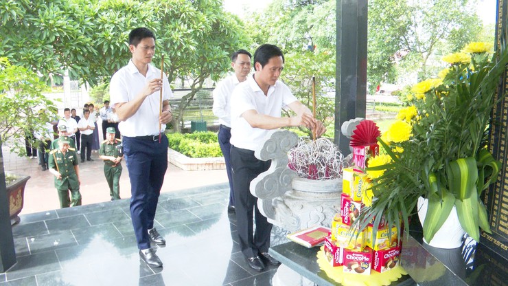 CÁC ĐỒNG CHÍ LÃNH ĐẠO CÁC XÃ ĐÔNG ANH, THƯ LÂM, PHÚC THỊNH, THIÊN LỘC VÀ VĨNH THANH THÀNH KÍNH DÂNG HƯƠNG TẠI NGHĨA TRANG LIỆT SỸ ĐÔNG ANH- Ảnh 1.