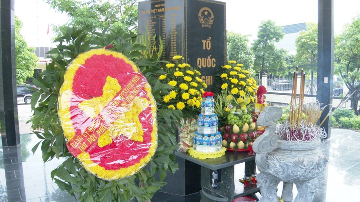 CÁC ĐỒNG CHÍ LÃNH ĐẠO CÁC XÃ ĐÔNG ANH, THƯ LÂM, PHÚC THỊNH, THIÊN LỘC VÀ VĨNH THANH THÀNH KÍNH DÂNG HƯƠNG TẠI NGHĨA TRANG LIỆT SỸ ĐÔNG ANH- Ảnh 2.