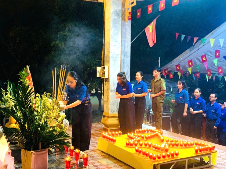 Trang nghiêm lễ dâng hương tưởng niệm các Anh hùng Liệt sĩ tại xã Thạch Thất- Ảnh 5.