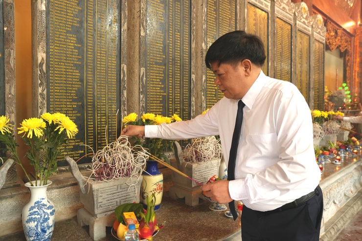 Trang nghiêm lễ dâng hương tưởng niệm các Anh hùng Liệt sĩ tại xã Thạch Thất- Ảnh 3.