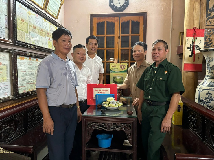 LÃNH ĐẠO XÃ NỘI BÀI GẶP MẶT, TẶNG QUÀ TRI ÂN CÁC THƯƠNG BINH, GIA ĐÌNH LIỆT SĨ- Ảnh 1.