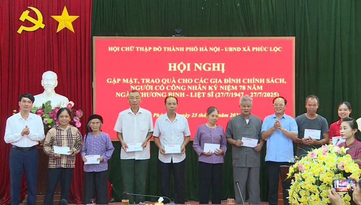 Đoàn công tác Hội Chữ Thập đỏ thành phố Hà Nội tặng quà các gia đình chính sách, người có công trên địa bàn xã Phúc Lộc- Ảnh 4.