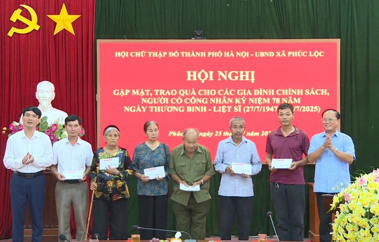 Đoàn công tác Hội Chữ Thập đỏ thành phố Hà Nội tặng quà các gia đình chính sách, người có công trên địa bàn xã Phúc Lộc- Ảnh 5.