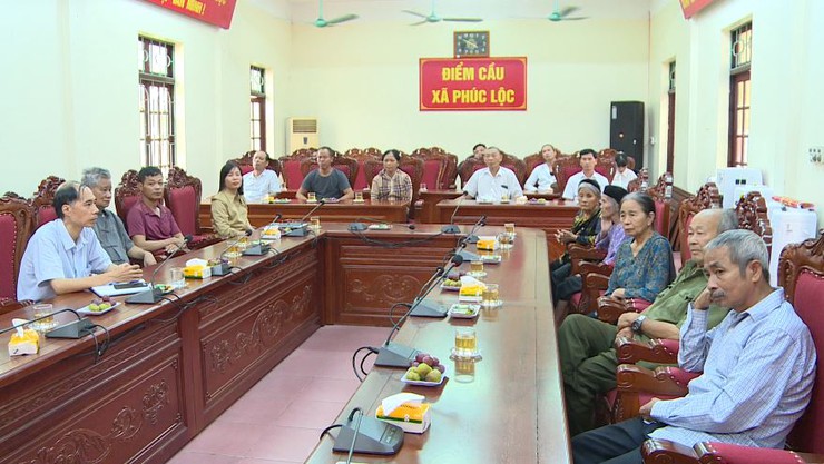 Đoàn công tác Hội Chữ Thập đỏ thành phố Hà Nội tặng quà các gia đình chính sách, người có công trên địa bàn xã Phúc Lộc- Ảnh 1.