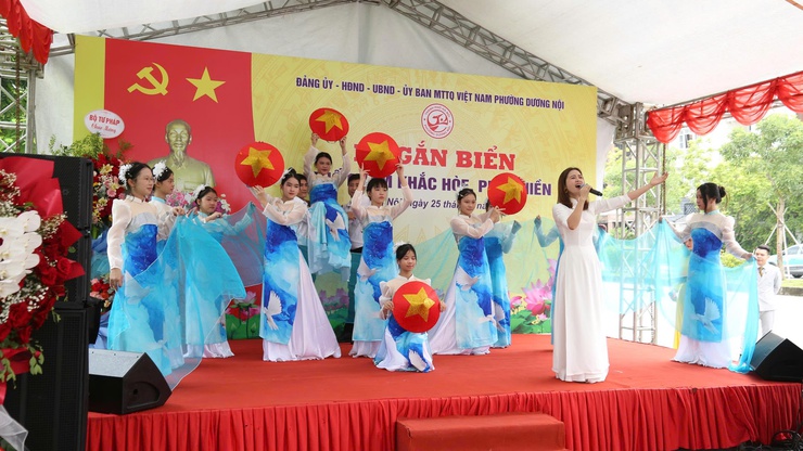 Phường Dương Nội gắn biển tên phố Phạm Khắc Hoè và Phan Hiền- Ảnh 1.