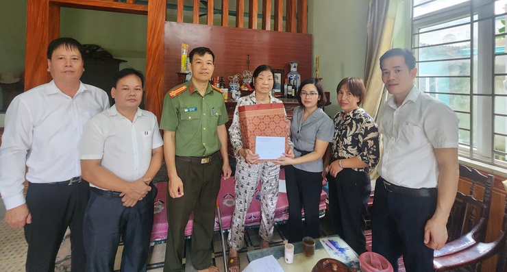 Bí thư Đảng ủy, Chủ tịch HĐND xã Quang Minh Nguyễn Thanh Liêm và Phó Bí thư Thường trực Đảng ủy Nguyễn Thị Ngọc Hà tặng quà người có công- Ảnh 4.