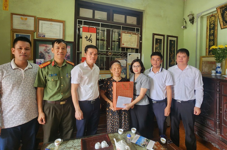 Bí thư Đảng ủy, Chủ tịch HĐND xã Quang Minh Nguyễn Thanh Liêm và Phó Bí thư Thường trực Đảng ủy Nguyễn Thị Ngọc Hà tặng quà người có công- Ảnh 3.