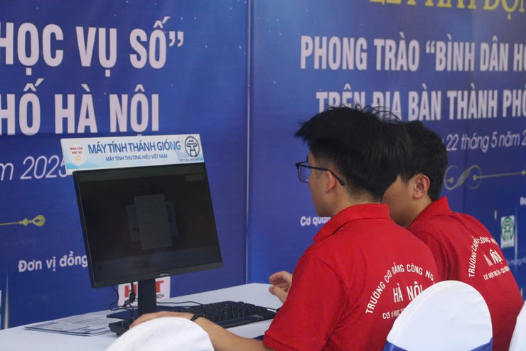 Hà Nội triển khai chiến dịch "45 ngày đêm" ra quân hỗ trợ chuyển đổi số tại 126 xã, phường- Ảnh 2.