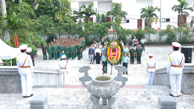 Xã Thanh Oai dâng hương tưởng niệm các Anh hùng liệt sĩ nhân kỷ niệm 78 năm ngày thương binh liệt sĩ (27/7/1947-27/7/2025)- Ảnh 2.