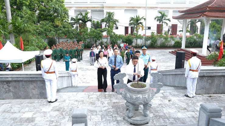 Xã Thanh Oai dâng hương tưởng niệm các Anh hùng liệt sĩ nhân kỷ niệm 78 năm ngày thương binh liệt sĩ (27/7/1947-27/7/2025)- Ảnh 4.