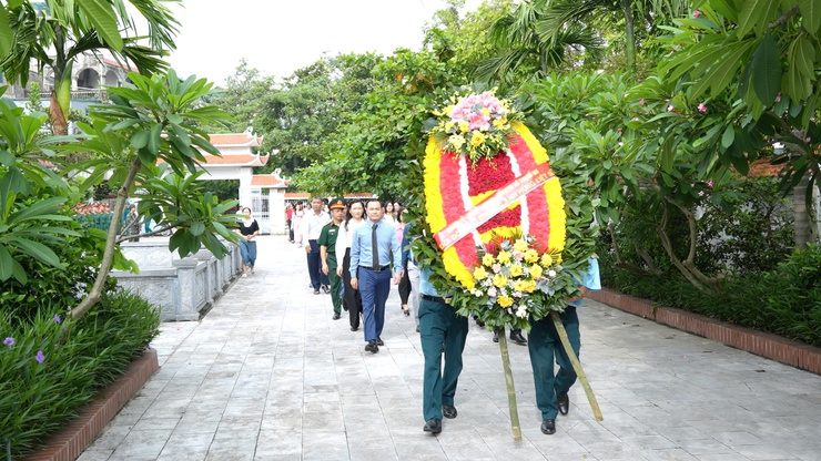 Xã Thanh Oai dâng hương tưởng niệm các Anh hùng liệt sĩ nhân kỷ niệm 78 năm ngày thương binh liệt sĩ (27/7/1947-27/7/2025)- Ảnh 1.