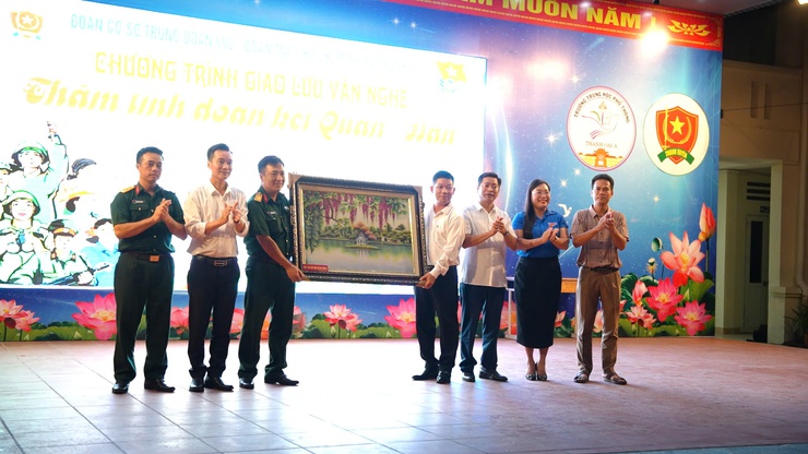 LIÊN HOAN VĂN NGHỆ THẮM TÌNH ĐOÀN KẾT QUÂN DÂN- Ảnh 2.