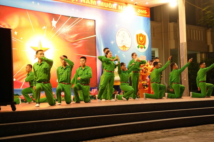 LIÊN HOAN VĂN NGHỆ THẮM TÌNH ĐOÀN KẾT QUÂN DÂN- Ảnh 3.