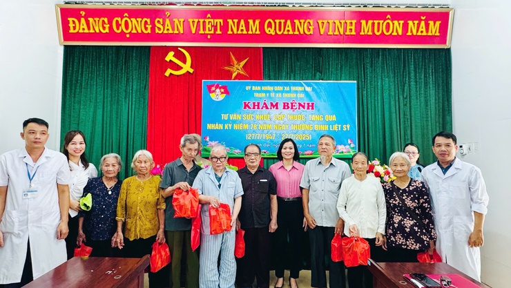 KHÁM BỆNH, TƯ VẤN SỨC KHOẺ, CẤP THUỐC, TẶNG QUÀ CHO HƠN 70 GIA ĐÌNH CHÍNH SÁCH, NGƯỜI CÓ CÔNG VỚI CÁCH MẠNG- Ảnh 1.