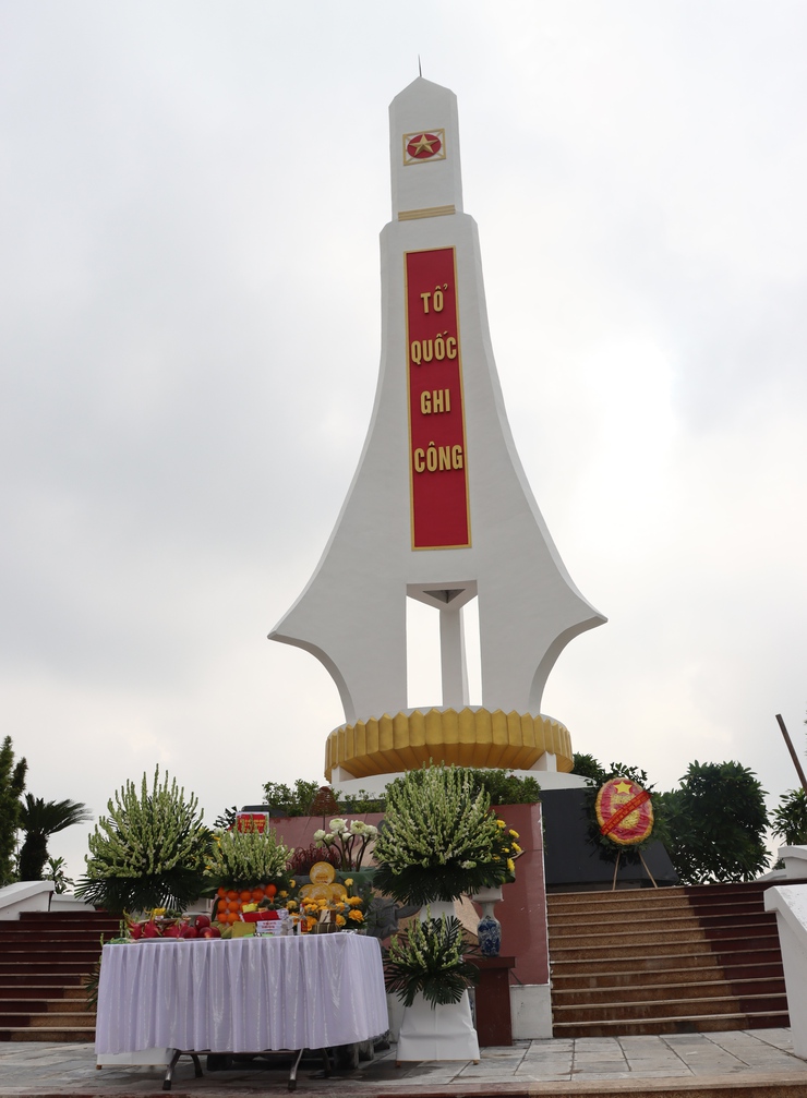 Đảng ủy, UBND xã Phú Xuyên tổ chức viếng nghĩa trang liệt sĩ và thắp hương tại Bảo tàng chiến sĩ Cách mạng bị địch bắt tù đày- Ảnh 1.