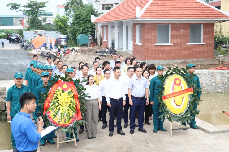 Đảng ủy, UBND xã Phú Xuyên tổ chức viếng nghĩa trang liệt sĩ và thắp hương tại Bảo tàng chiến sĩ Cách mạng bị địch bắt tù đày- Ảnh 2.
