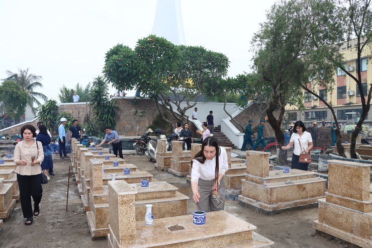Đảng ủy, UBND xã Phú Xuyên tổ chức viếng nghĩa trang liệt sĩ và thắp hương tại Bảo tàng chiến sĩ Cách mạng bị địch bắt tù đày- Ảnh 4.