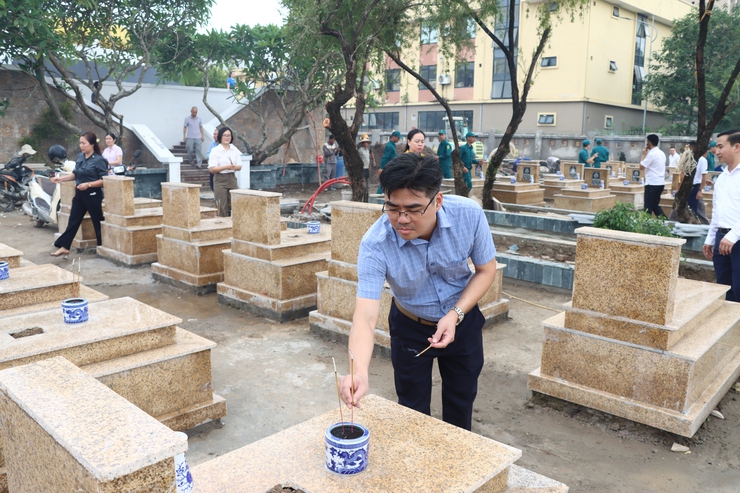 Đảng ủy, UBND xã Phú Xuyên tổ chức viếng nghĩa trang liệt sĩ và thắp hương tại Bảo tàng chiến sĩ Cách mạng bị địch bắt tù đày- Ảnh 5.