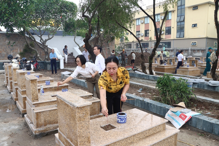 Đảng ủy, UBND xã Phú Xuyên tổ chức viếng nghĩa trang liệt sĩ và thắp hương tại Bảo tàng chiến sĩ Cách mạng bị địch bắt tù đày- Ảnh 6.