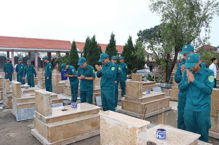 Đảng ủy, UBND xã Phú Xuyên tổ chức viếng nghĩa trang liệt sĩ và thắp hương tại Bảo tàng chiến sĩ Cách mạng bị địch bắt tù đày- Ảnh 7.