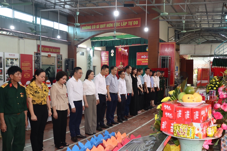 Đảng ủy, UBND xã Phú Xuyên tổ chức viếng nghĩa trang liệt sĩ và thắp hương tại Bảo tàng chiến sĩ Cách mạng bị địch bắt tù đày- Ảnh 8.