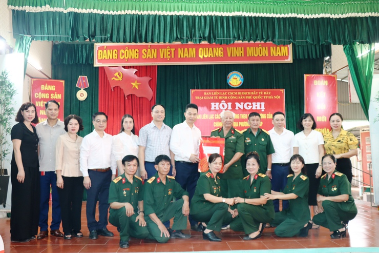 Đảng ủy, UBND xã Phú Xuyên tổ chức viếng nghĩa trang liệt sĩ và thắp hương tại Bảo tàng chiến sĩ Cách mạng bị địch bắt tù đày- Ảnh 9.