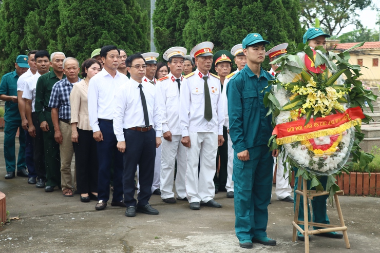 Đảng ủy, UBND xã Phú Xuyên tổ chức viếng nghĩa trang liệt sĩ và thắp hương tại Bảo tàng chiến sĩ Cách mạng bị địch bắt tù đày- Ảnh 10.