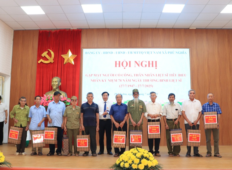 Phát huy đạo lý “uống nước nhớ nguồn”, “đền ơn đáp nghĩa” kỷ niệm 78 năm ngày Thương binh – Liệt sĩ (27/7/1947 - 27/7/2025)- Ảnh 2.