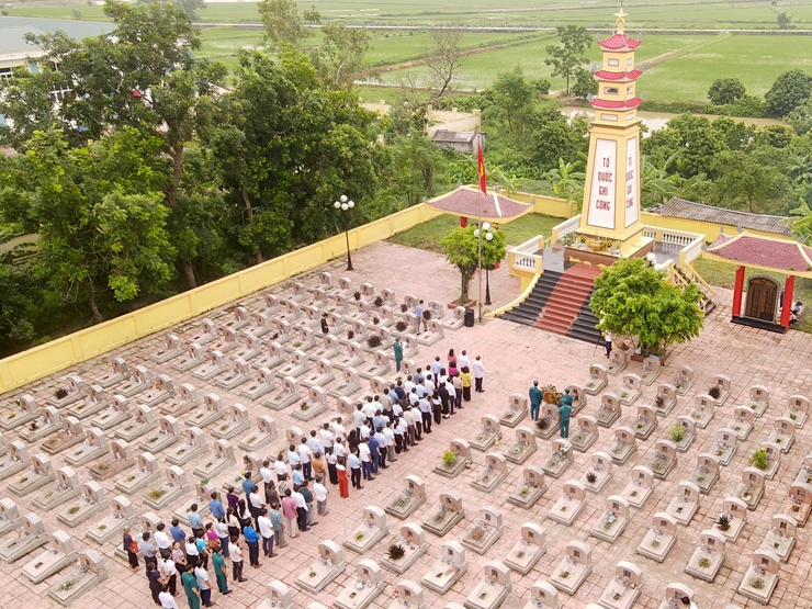 Các đồng chí lãnh đạo xã Chuyên Mỹ viếng Nghĩa trang liệt sĩ nhân kỷ niệm 78 năm Ngày Thương binh Liệt sỹ 27-7- Ảnh 3.