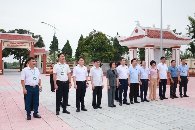 Đoàn ĐBQH thành phố Hà Nội thăm, tặng quà các gia đình có công tại xã Minh Châu- Ảnh 2.