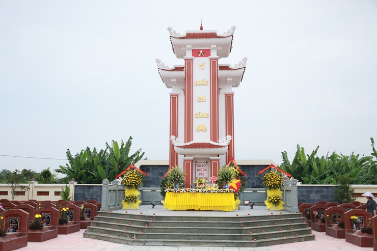 Đoàn ĐBQH thành phố Hà Nội thăm, tặng quà các gia đình có công tại xã Minh Châu- Ảnh 1.