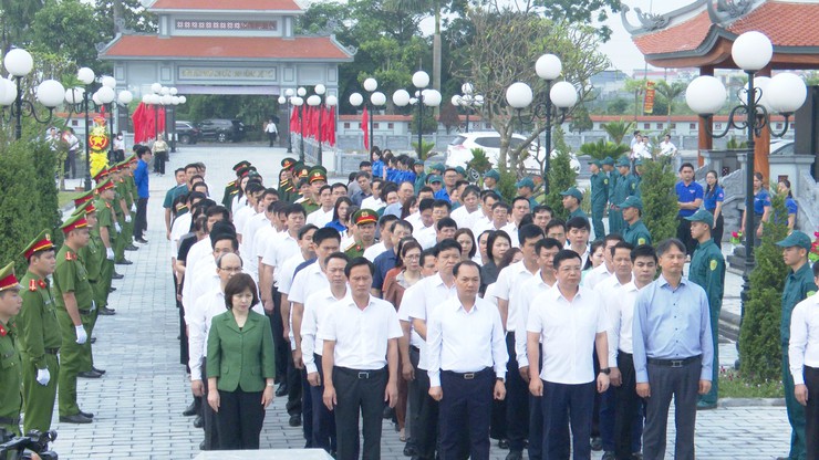 CÁC ĐỒNG CHÍ LÃNH ĐẠO CÁC XÃ ĐÔNG ANH, THƯ LÂM, PHÚC THỊNH, THIÊN LỘC VÀ VĨNH THANH THÀNH KÍNH DÂNG HƯƠNG TẠI NGHĨA TRANG LIỆT SỸ ĐÔNG ANH- Ảnh 4.