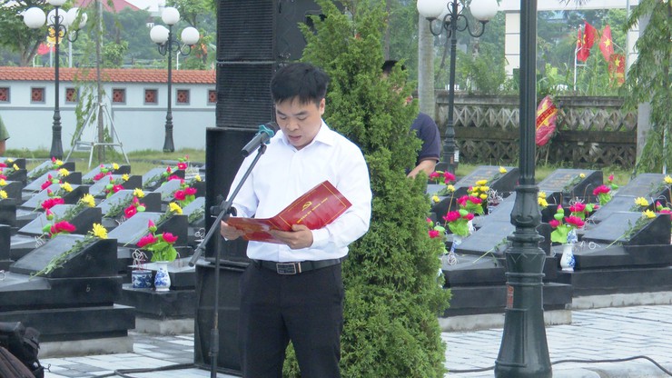 CÁC ĐỒNG CHÍ LÃNH ĐẠO CÁC XÃ ĐÔNG ANH, THƯ LÂM, PHÚC THỊNH, THIÊN LỘC VÀ VĨNH THANH THÀNH KÍNH DÂNG HƯƠNG TẠI NGHĨA TRANG LIỆT SỸ ĐÔNG ANH- Ảnh 3.