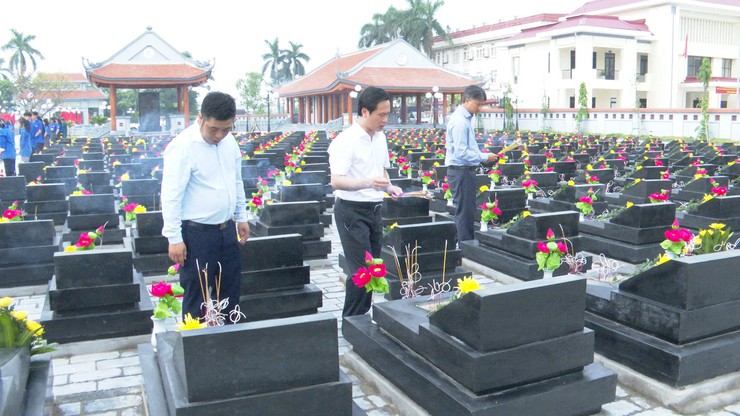 CÁC ĐỒNG CHÍ LÃNH ĐẠO CÁC XÃ ĐÔNG ANH, THƯ LÂM, PHÚC THỊNH, THIÊN LỘC VÀ VĨNH THANH THÀNH KÍNH DÂNG HƯƠNG TẠI NGHĨA TRANG LIỆT SỸ ĐÔNG ANH- Ảnh 5.