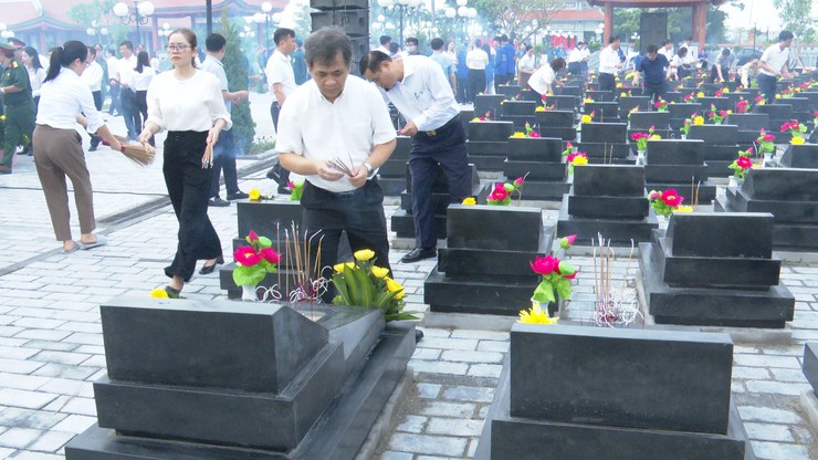 CÁC ĐỒNG CHÍ LÃNH ĐẠO CÁC XÃ ĐÔNG ANH, THƯ LÂM, PHÚC THỊNH, THIÊN LỘC VÀ VĨNH THANH THÀNH KÍNH DÂNG HƯƠNG TẠI NGHĨA TRANG LIỆT SỸ ĐÔNG ANH- Ảnh 7.
