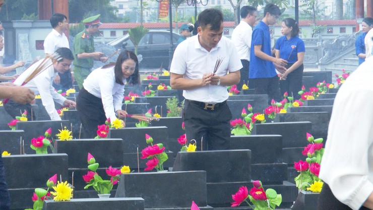 CÁC ĐỒNG CHÍ LÃNH ĐẠO CÁC XÃ ĐÔNG ANH, THƯ LÂM, PHÚC THỊNH, THIÊN LỘC VÀ VĨNH THANH THÀNH KÍNH DÂNG HƯƠNG TẠI NGHĨA TRANG LIỆT SỸ ĐÔNG ANH- Ảnh 8.